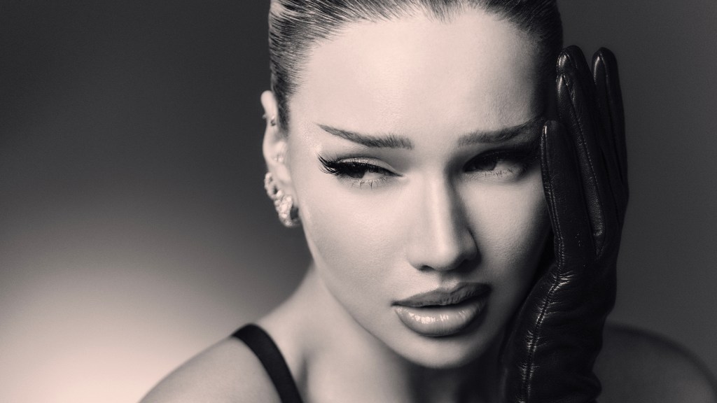 Fotocredits: Universal Music, Timothy Schaumburg. All rights reserved.  Artikel ursprünglich erschienen auf musikexpress.de. Link: https://www.musikexpress.de/shirin-david-innerlich-habe-ich-meine-karriere-schon-sehr-oft-beendet-2086997/